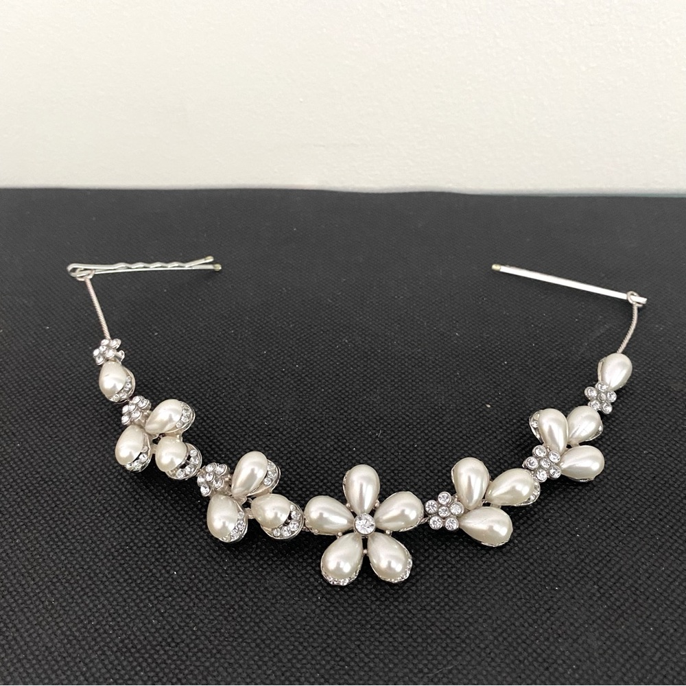 Wedding hair piece with faux pearls and diamonds.